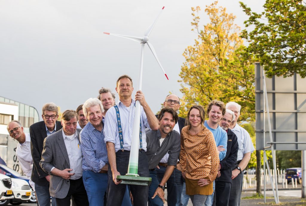 Nederland, Utrecht, 11 mei 2017
Cooperatie voor duurzame energie
Groep mensen verenigd in De Windvogel hebben samen een windmolen gekocht cooperatie windmolen windenregie alternatieve energie wind