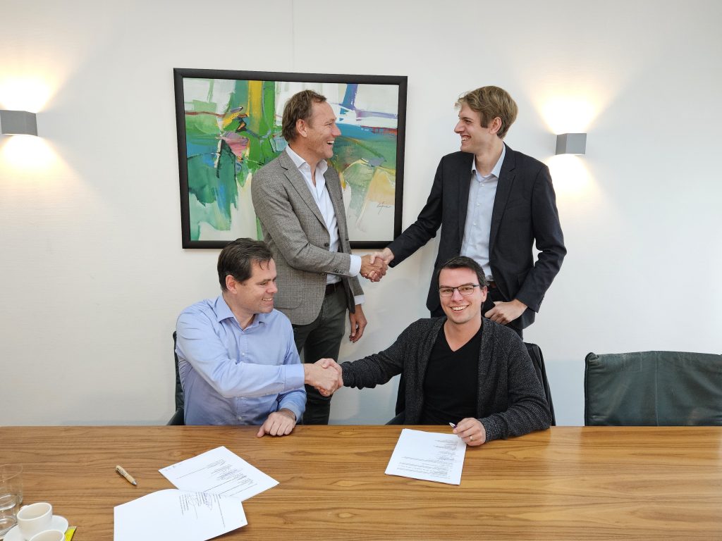 Ondertekening oprichting AmstelbatterEI bv door Emmett Green en De Windvogel