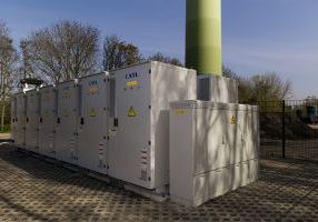 OUDERKERK A/D AMSTEL, THE NETHERLANDS - 11TH OF APRIL 2025

De eerste batterij van De Windvogel, de AmstelbatterEi, voor de turbine van De Windvogel, De Amstelvogel, waar door o.a. projectontwikkelaars Joerie Kluijtmans (Emmet Green) en Kjell Schippers (bestuurslid De Windvogel) aan gewerkt is, in Ouderkerk a/d Amstel op 11 april 2025

CREDIT: Renate Beense